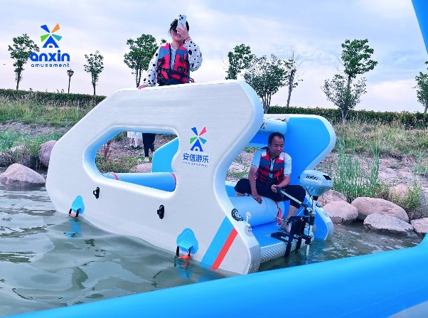 AquaBote Mini na água